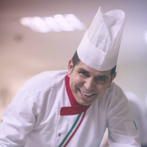 chef-serving-vegetable-salad-2021-08-26-15-57-39-utc-e1692847124476-qbd63g8klrz5y8m78gxe1h6qhw0pqmqqev1zkzpbr4