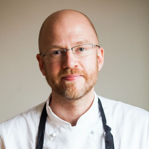 portrait-of-confident-male-chef-at-restaurant-2021-08-28-23-54-02-utc-e1692846999147-qbd606qqvhibmzcvak50vsu48q3u0gsaapialejjcw